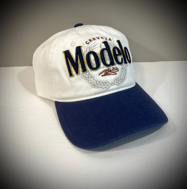 Topi dad cap dengan logo brand besar